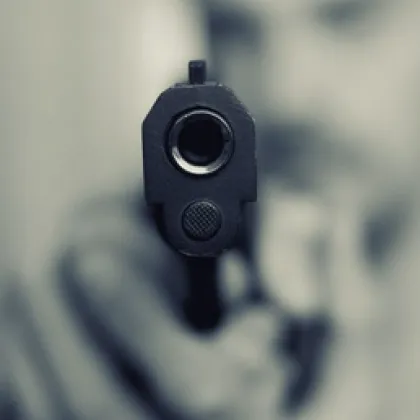 Въоръжен ограби 15-годишно момче