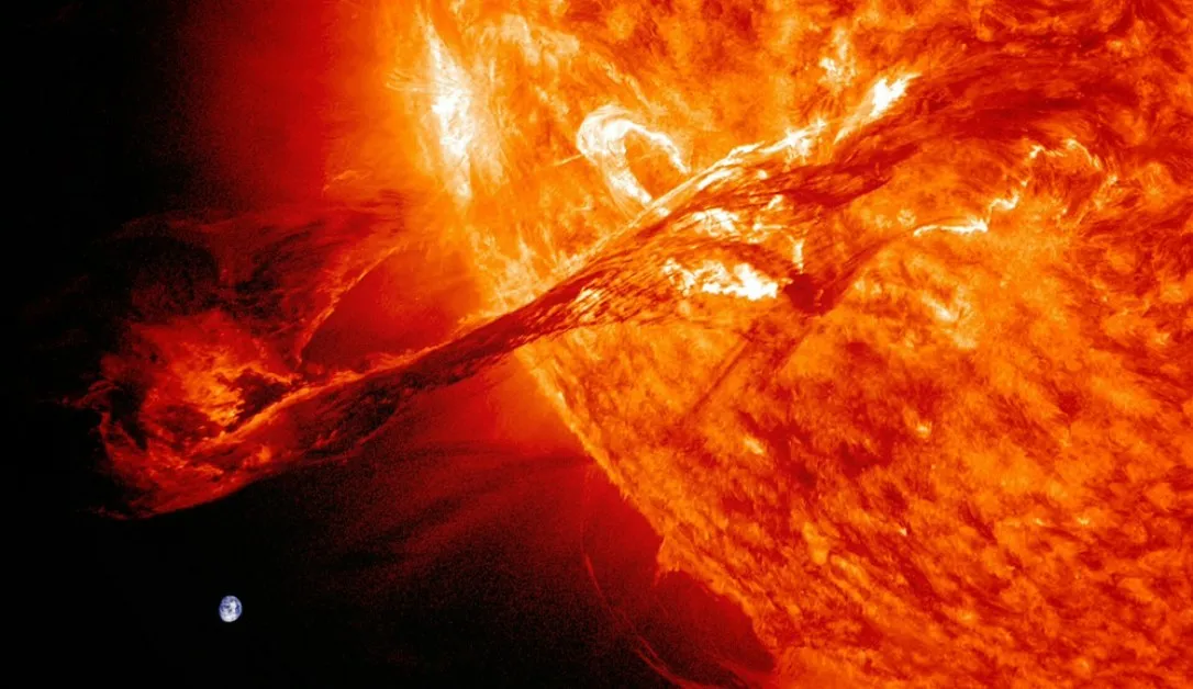 Мощно плазмено изхвърляне с размерите на Земята е засечено на Слънцето