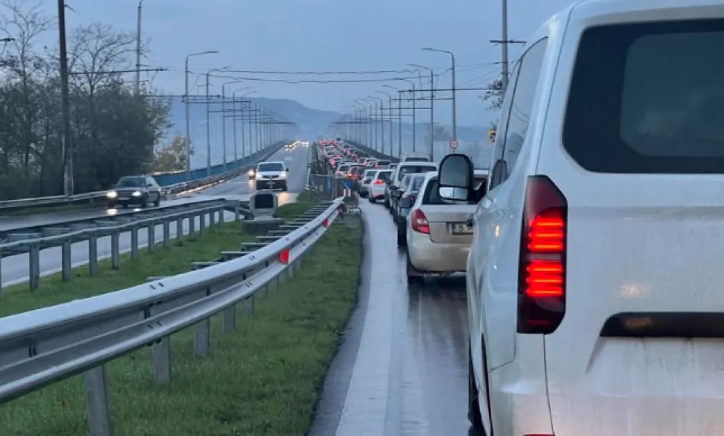 Рейс спука гума на Аспаруховия мост, образува се тапа