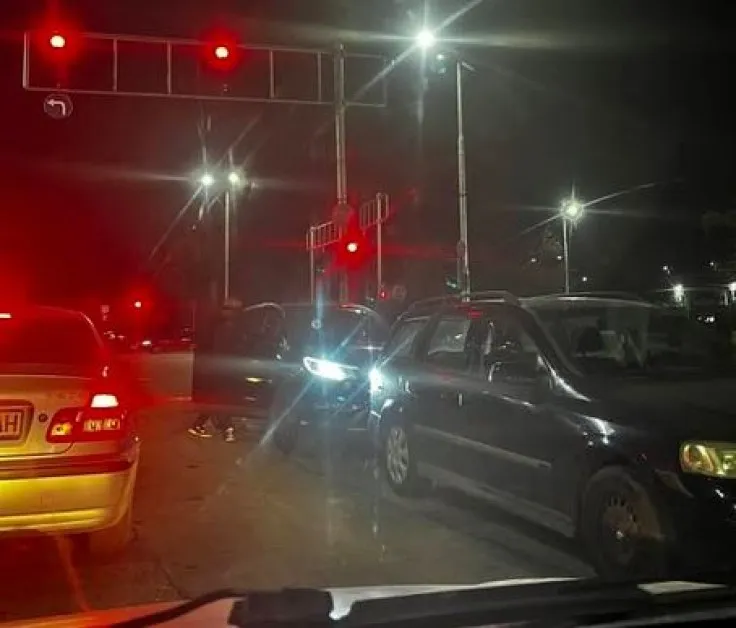 Тарикатлък по пловдивски: Коли цъфнаха паркирани в насрещното - пред светофар СНИМКА