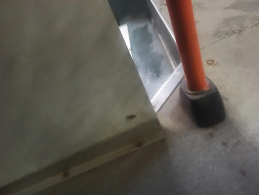 Трамвай 22: мястото, където хлебарките имат повече права от пътниците СНИМКИ