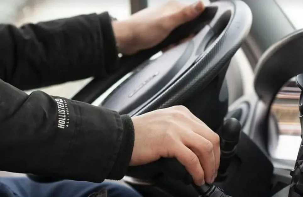 Водач помете пешеходка и избяга, тя търси свидетели