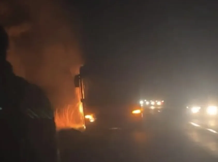 Запали се автобус от Айтос за Бургас СНИМКИ