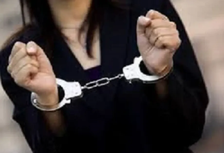 Жена премахна баркодове и опита да изнесе стоки от магазин