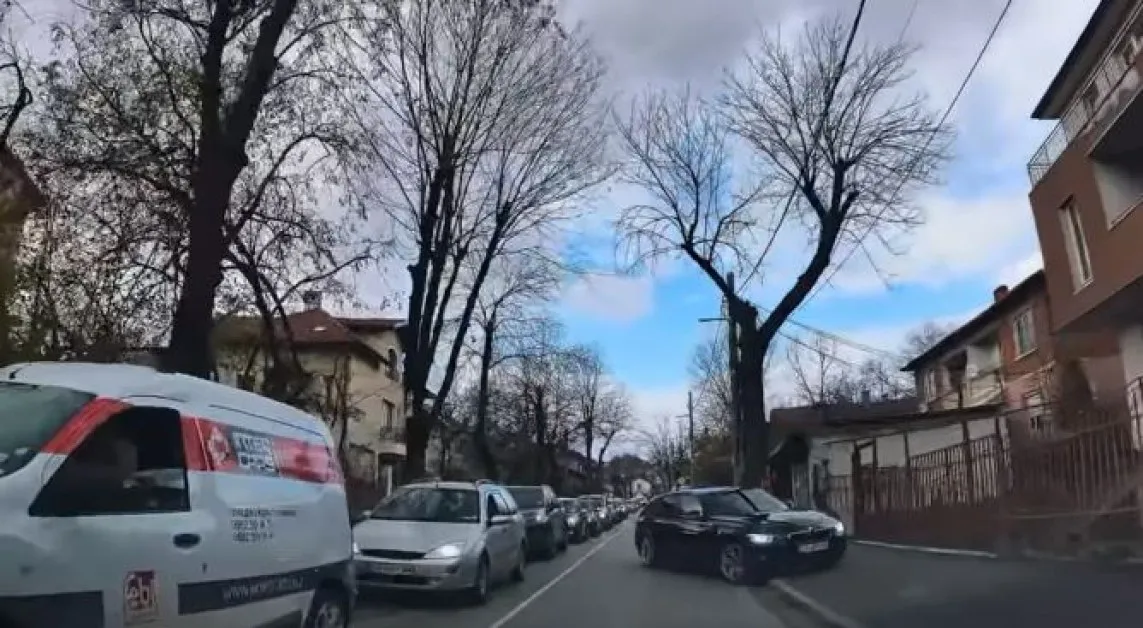 Черно БМВ изпревари колона в насрещното, присветка СНИМКИ