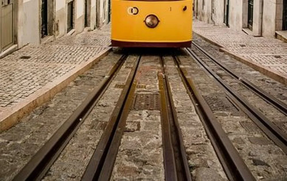 Дама припадна на трамвайни релси в София,  непознати се намесиха моментално