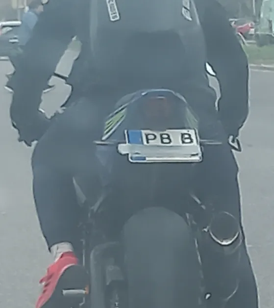 Хитрост срещу камерите? Заснеха моторист със закрит номер в Пловдив