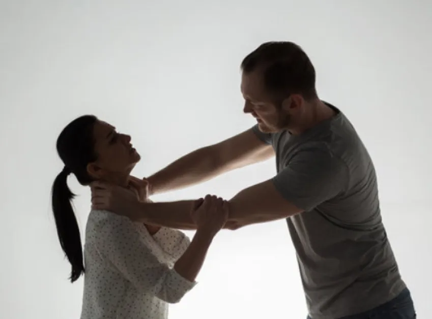 "Искам те мъртва": 19-годишен опита да удуши майка си