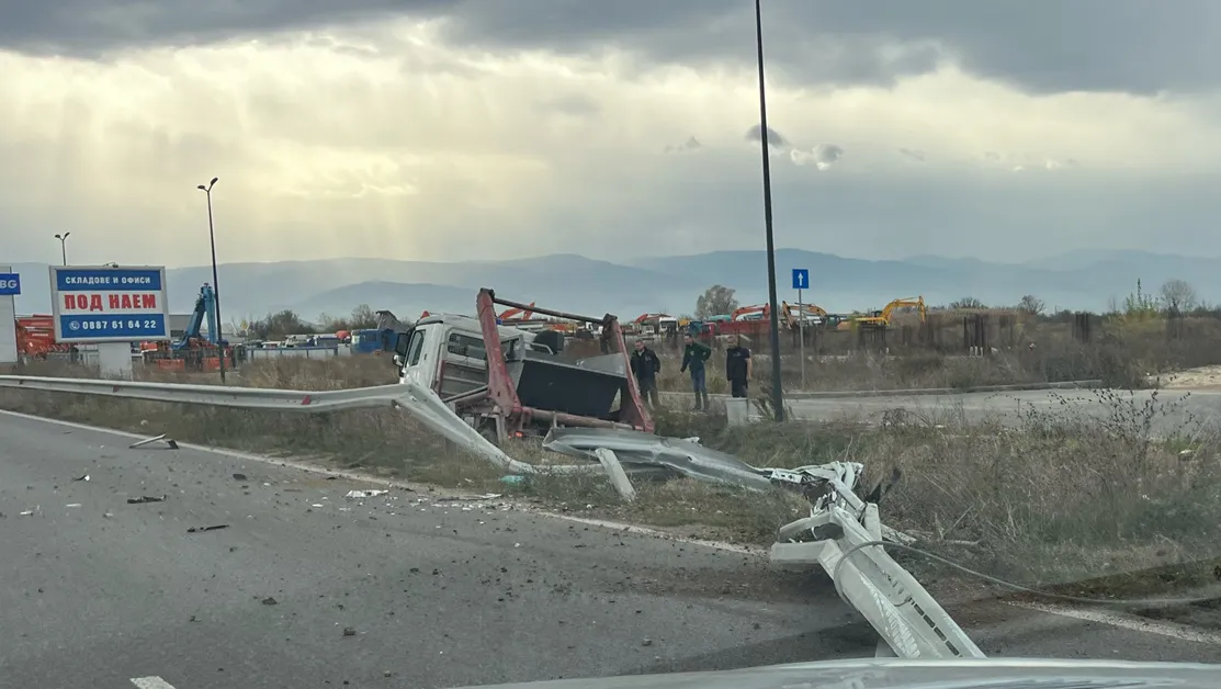 Камион се вряза в мантинела на входа на Пловдив СНИМКИ