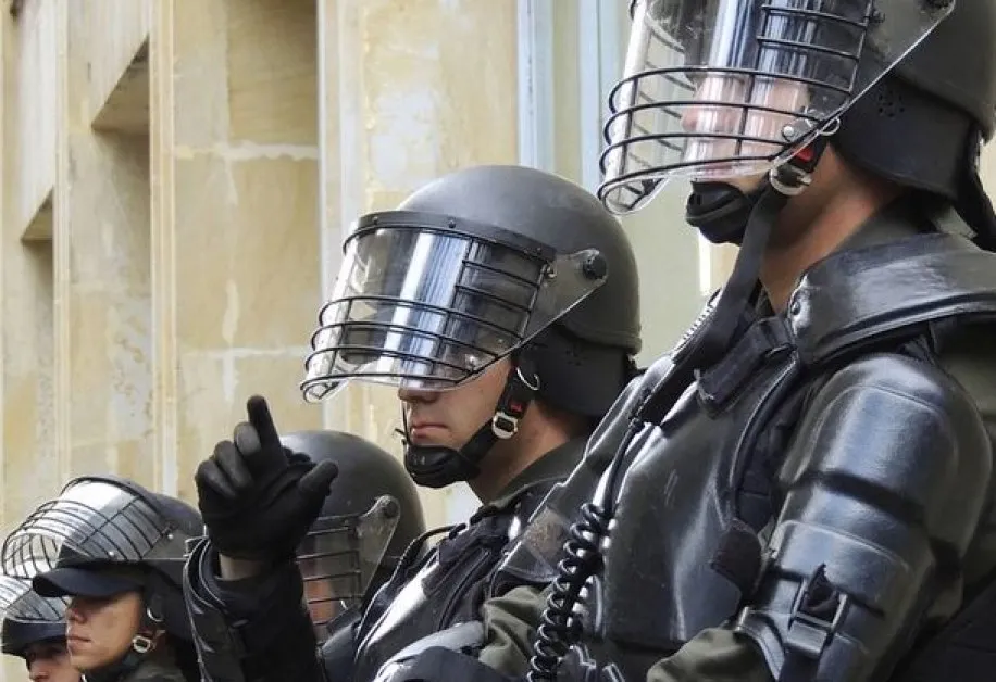 Мъж извади нож на летище, убиха го