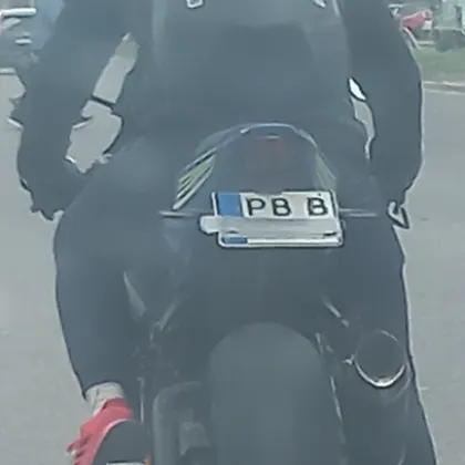 Хитрост срещу камерите? Заснеха моторист със закрит номер в Пловдив