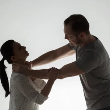 "Искам те мъртва": 19-годишен опита да удуши майка си