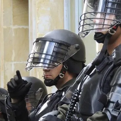 Мъж извади нож на летище, убиха го