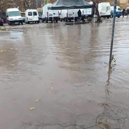 „С водолази ще пресичаме": Наводни се улица в Благоевград СНИМКИ