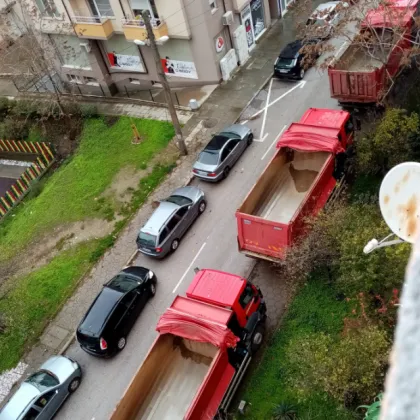 Тежки камиони окупираха тротоар в Благоевград