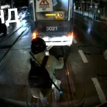 Тротинеткаджия подкара по релси, озова се между два трамвая СНИМКИ