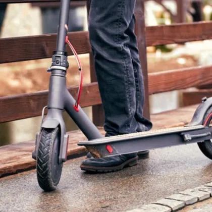 Водач на тротинетка се заби във влекач в Русе