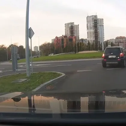 Шофьор пренаписа правилата за минаване през кръгово ВИДЕО