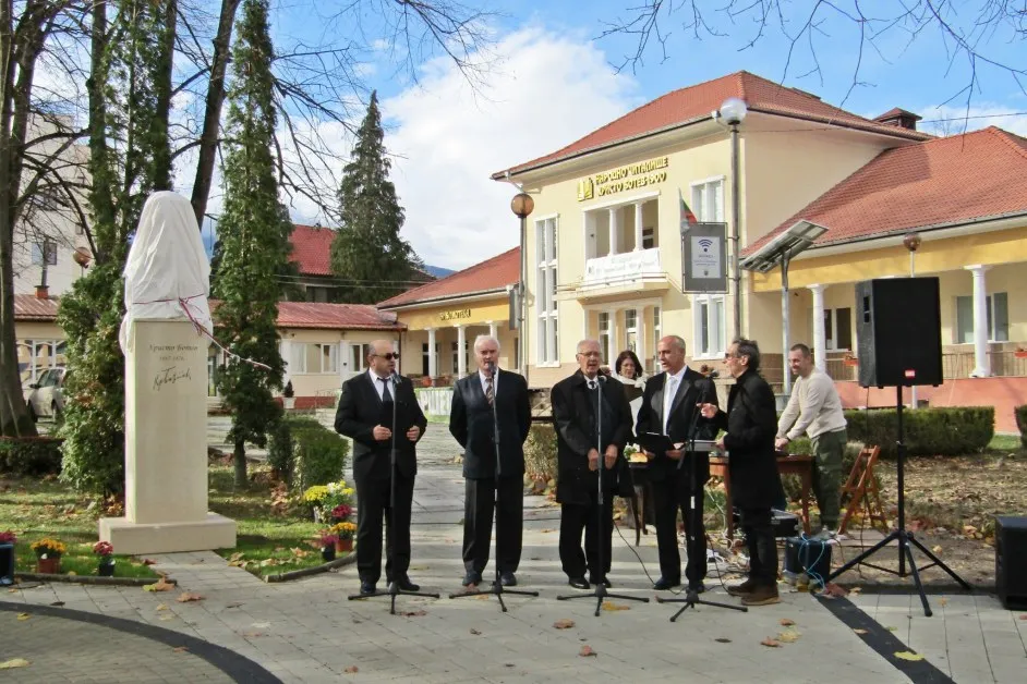 Откриха бюст-паметник на Христо Ботев във Вършец