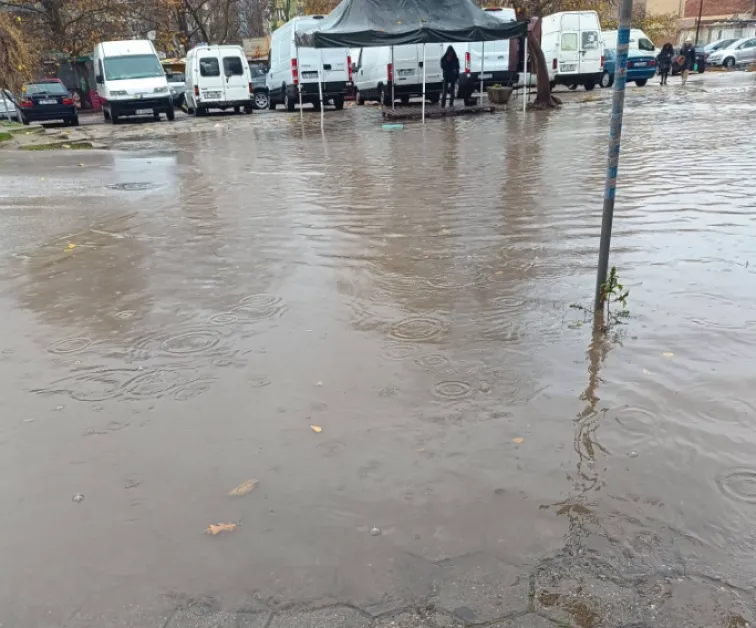 „С водолази ще пресичаме": Наводни се улица в Благоевград СНИМКИ