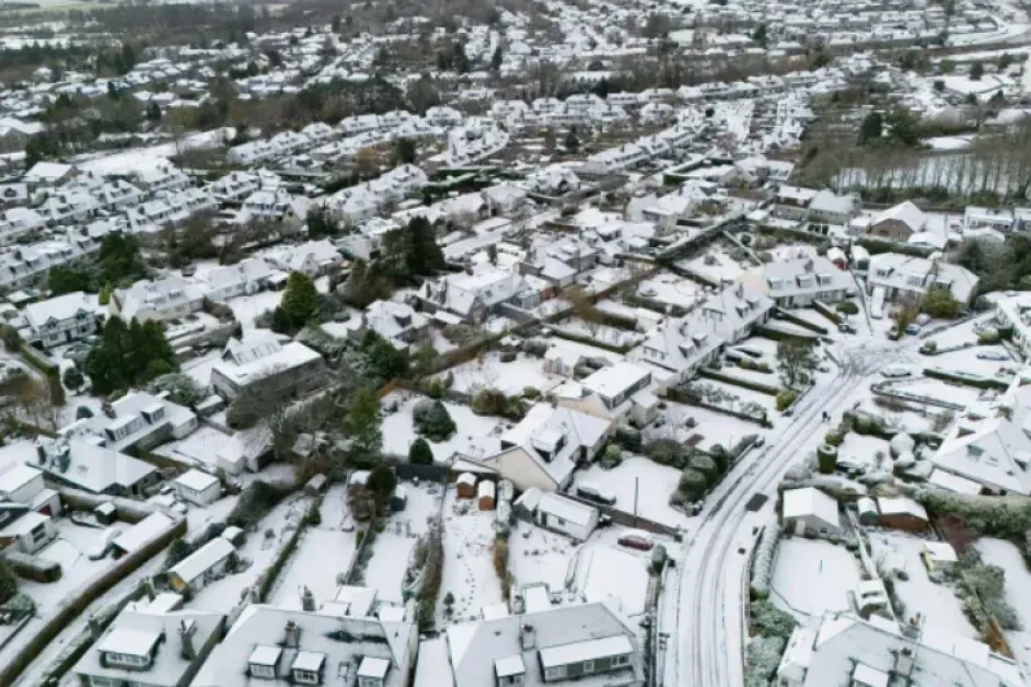 Студ парализира Обединеното кралство, десетки училища са затворени