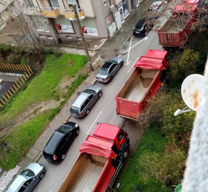 Тежки камиони окупираха тротоар в Благоевград