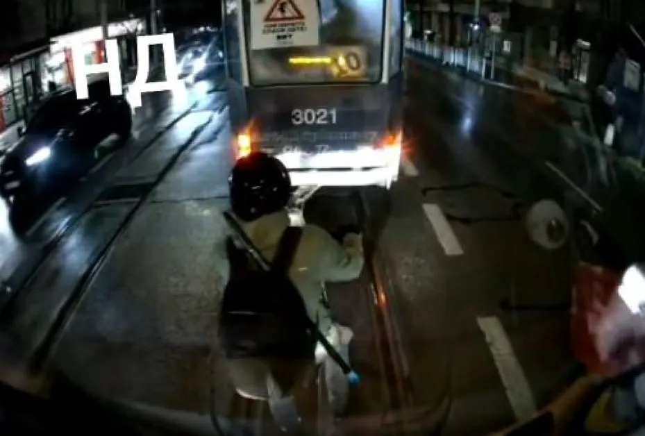 Тротинеткаджия подкара по релси, озова се между два трамвая СНИМКИ