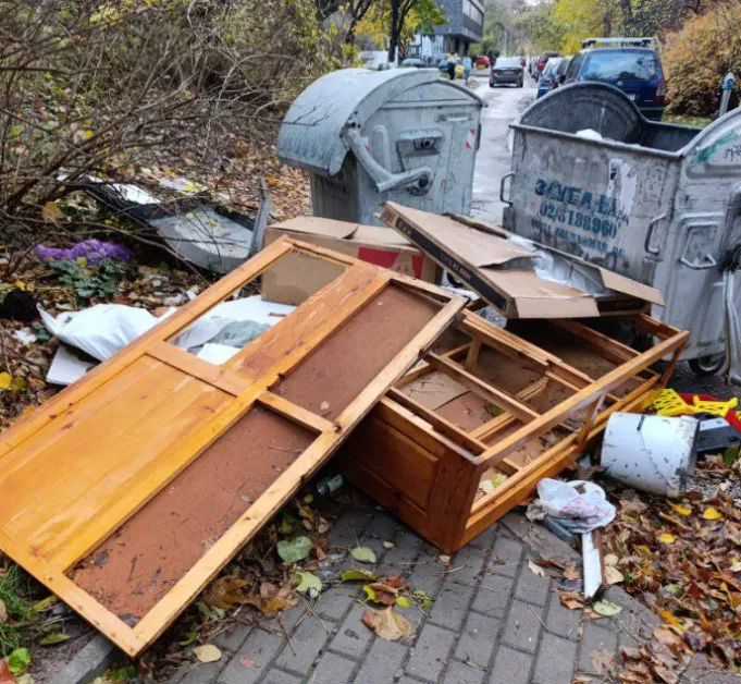 Тротоар в София се превърна в депо за стари мебели