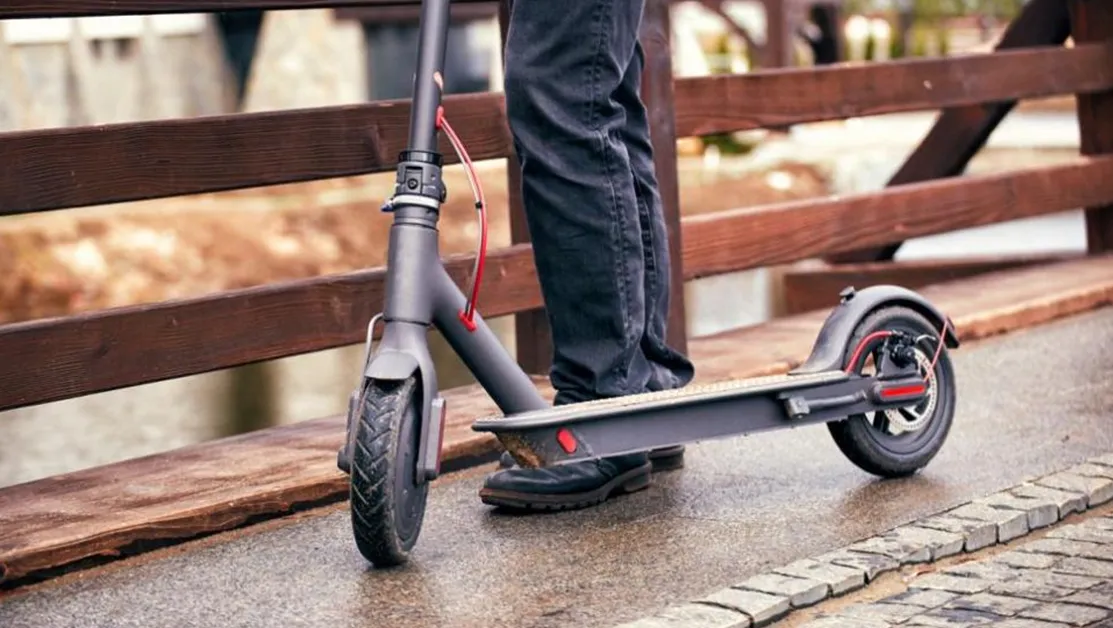 Водач на тротинетка се заби във влекач в Русе