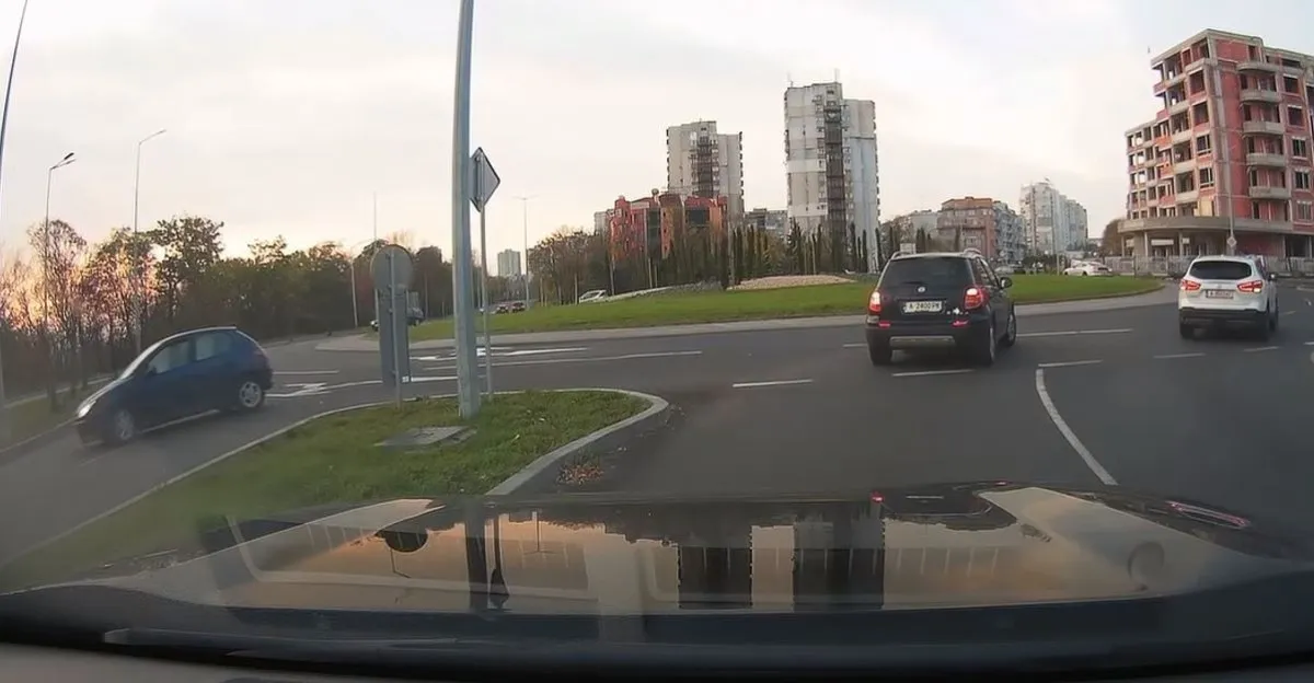Шофьор пренаписа правилата за минаване през кръгово ВИДЕО
