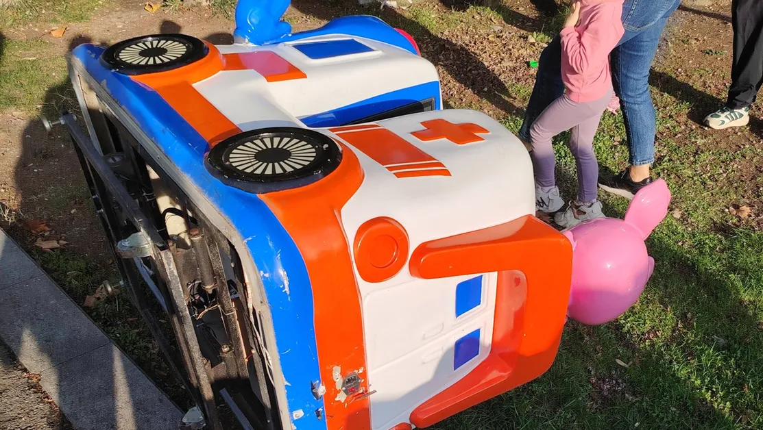 Клатушка с деца се обърна в старозагорски парк - родителите в шок