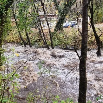 Река Язо излезе от коритото си, заплашва Разлог с наводнение