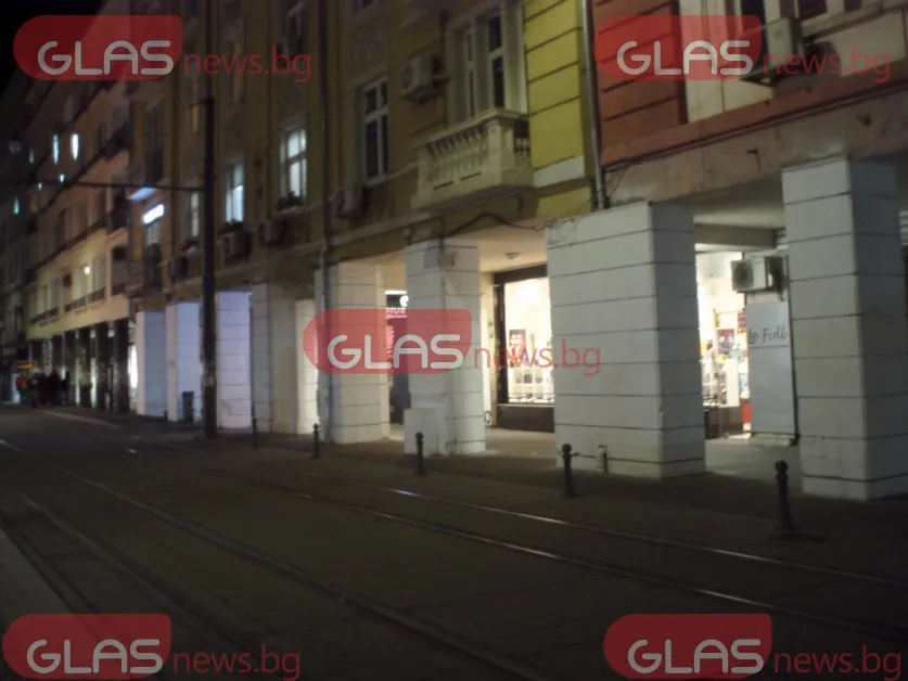 (Почти) Всички от колоните на столичния площад "Гарибалди" са отново бели СНИМКИ и ВИДЕО