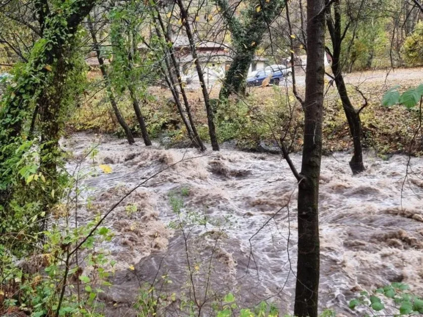 Река Язо излезе от коритото си, заплашва Разлог с наводнение