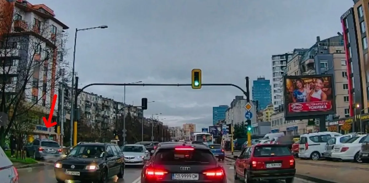 БМВ подкара по тротоар в София, премина през "зебра" ВИДЕА