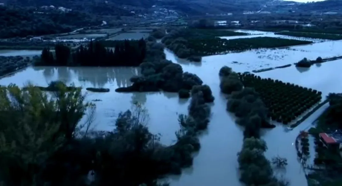 Бурни валежи предизвикаха наводнения в наша съседка ВИДЕА