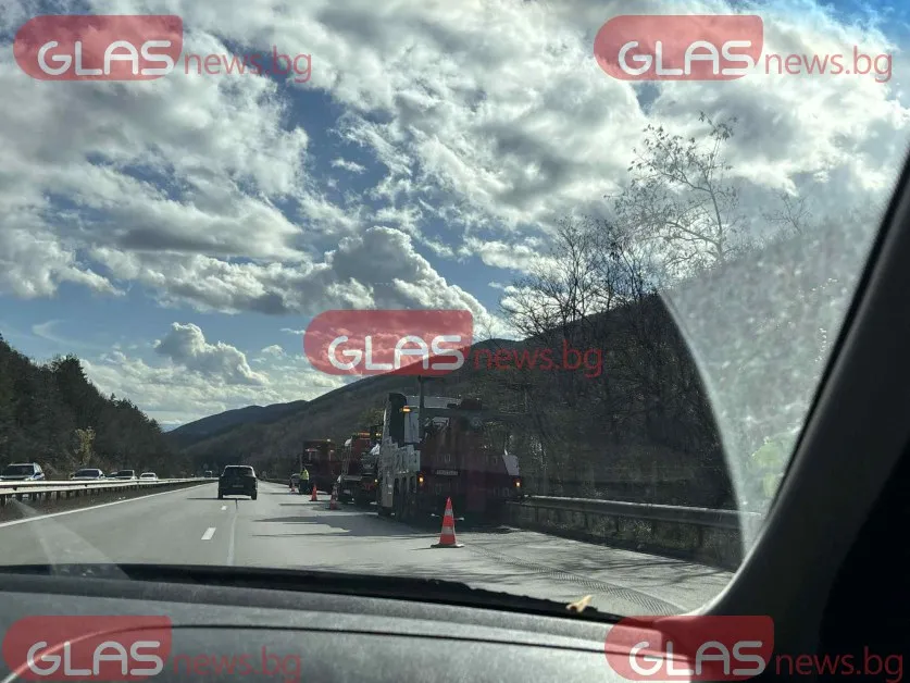 Камион падна  в канавката на АМ Тракия, пристигнаха полицаи СНИМКИ