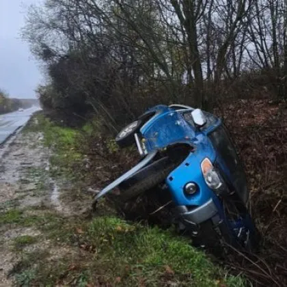 Лек автомобил се е преобърнал в канавката на пътя Монтана