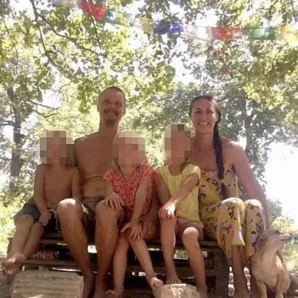 Отнеха децата на семейство, избрало живот сред природата ВИДЕО