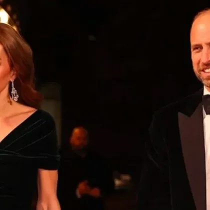 Принц Уилям е „хванат" да нарушава протокола, тайно целува Кейт Мидълтън ВИДЕО