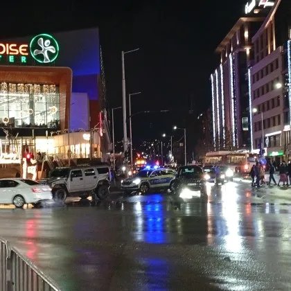 Три коли се удариха и блокираха трафика в София – един ранен, районът е парализиран