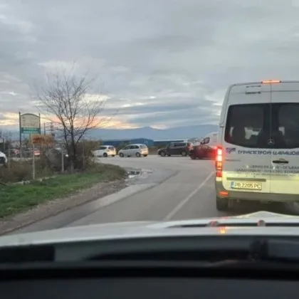 Царацово блокирано: жители искат спешен светофар заради убийствени задръствания към Пловдив