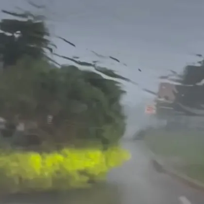 Циклонът Фина връхлетя с 205 км/ч, остави 19 хиляди без ток ВИДЕО