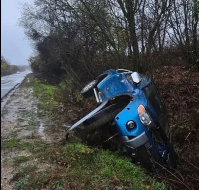 Откриха пикап, изхвърчал в крайпътна канавка СНИМКА