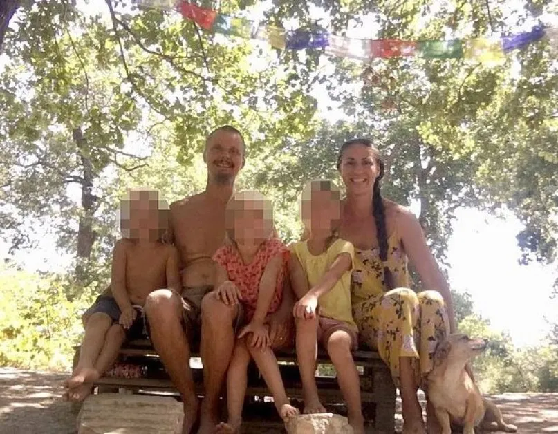 Отнеха децата на семейство, избрало живот сред природата ВИДЕО