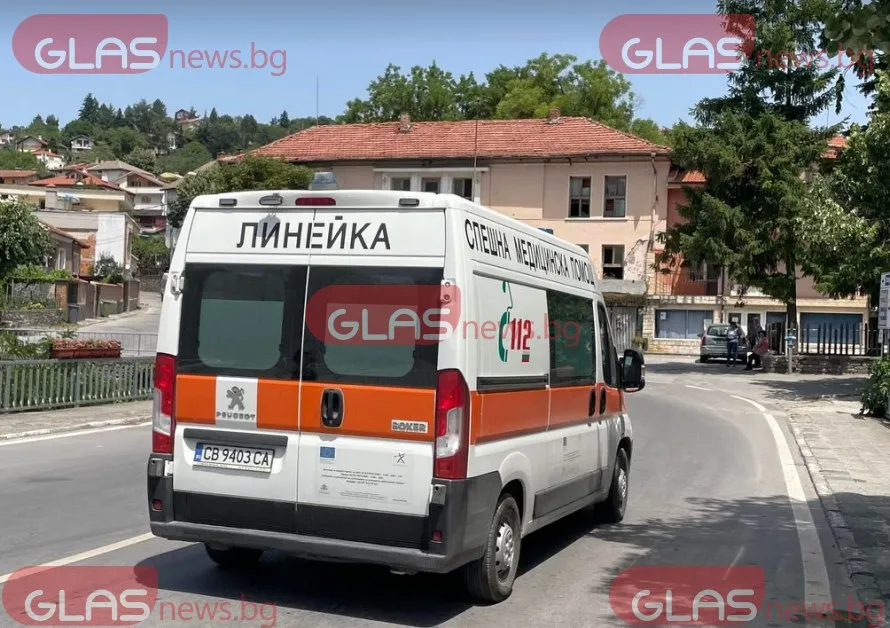 Сблъскаха се две коли, борят се за живота на жена