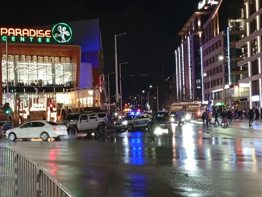 Три коли се удариха и блокираха трафика в София – един ранен, районът е парализиран