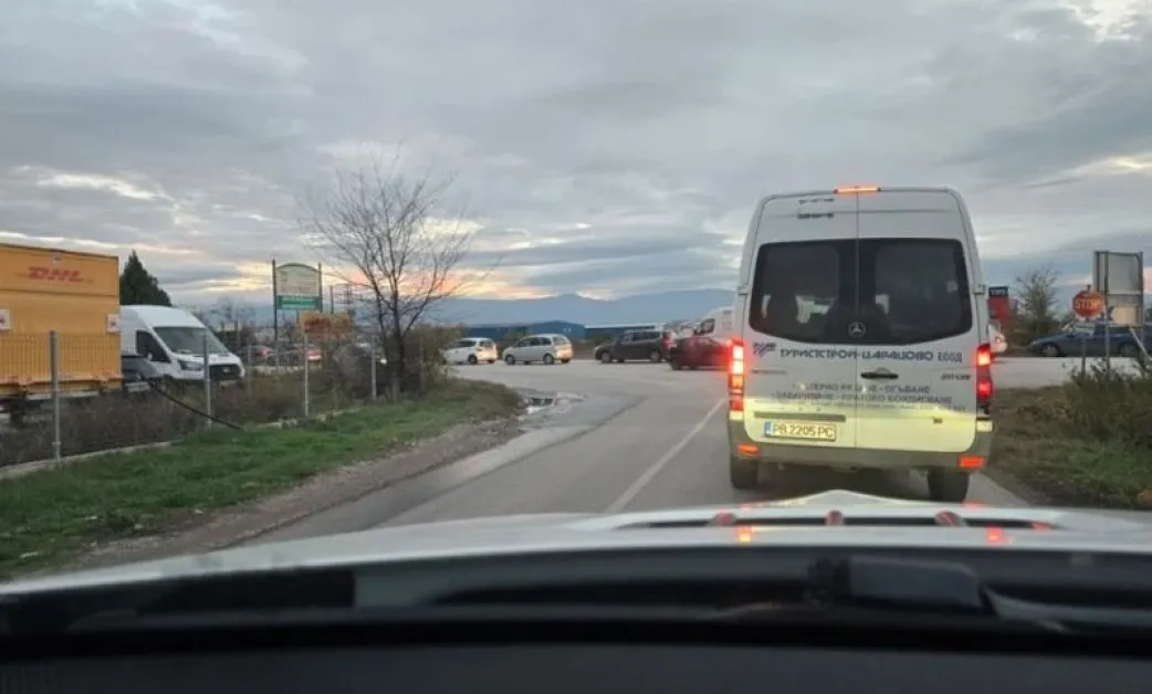 Царацово блокирано: жители искат спешен светофар заради убийствени задръствания към Пловдив