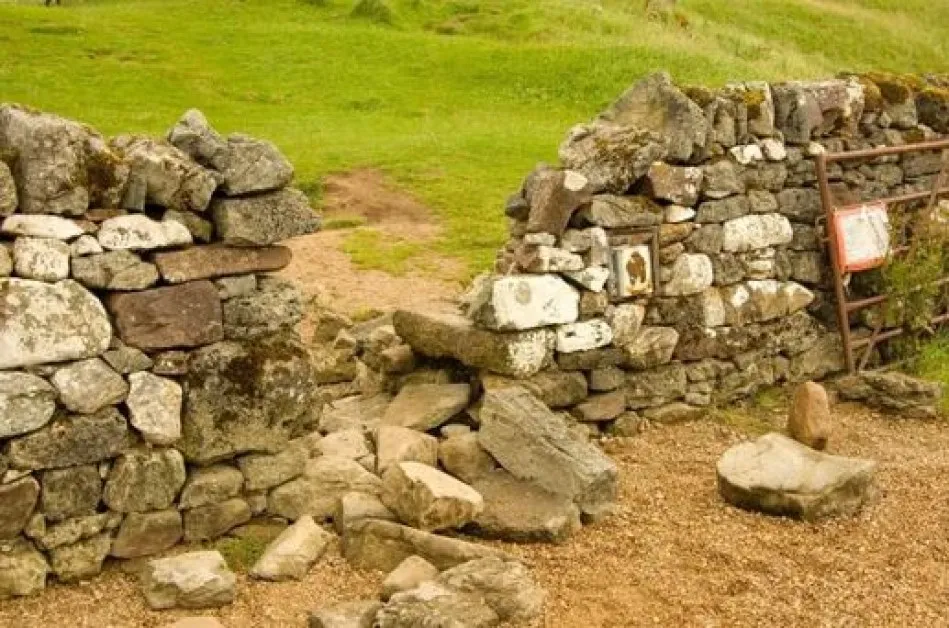 Туристи съсипаха стена на замък, за да не си намокрят краката СНИМКИ