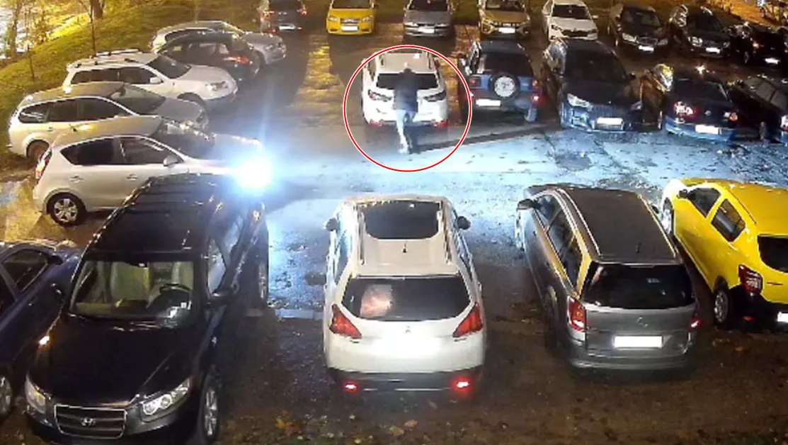 Нерви на паркинга: Шофьорка откърти чистачка на автомобил и си тръгна СНИМКИ